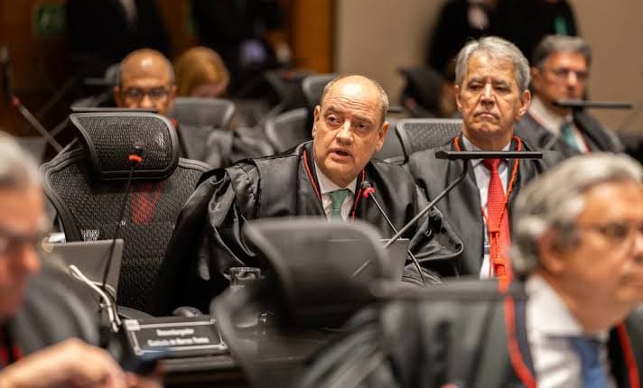 Governo do Rio exonera mais de seis mil comissionados para cortar gastos
